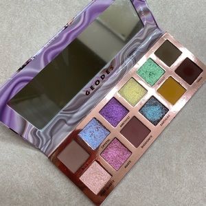 Whats Up Beauty Geodes Eyeshadow palette
